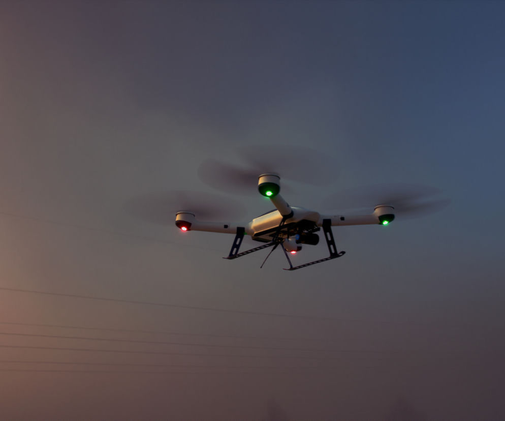 Jakie są zasady latania dronami?