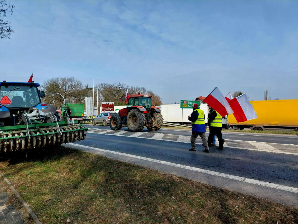 Totalna blokada DK 80 pod Bydgoszczą. Duże utrudnienia dla kierowców. Rolnicy ustawili barykadę, palą drewno, organizują pogrzeb [ZDJĘCIA]