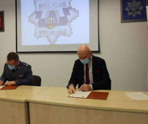 Porozumienie toruńskiej policji z Urzędem Miasta. Prezydent i komendant podpisali umowę
