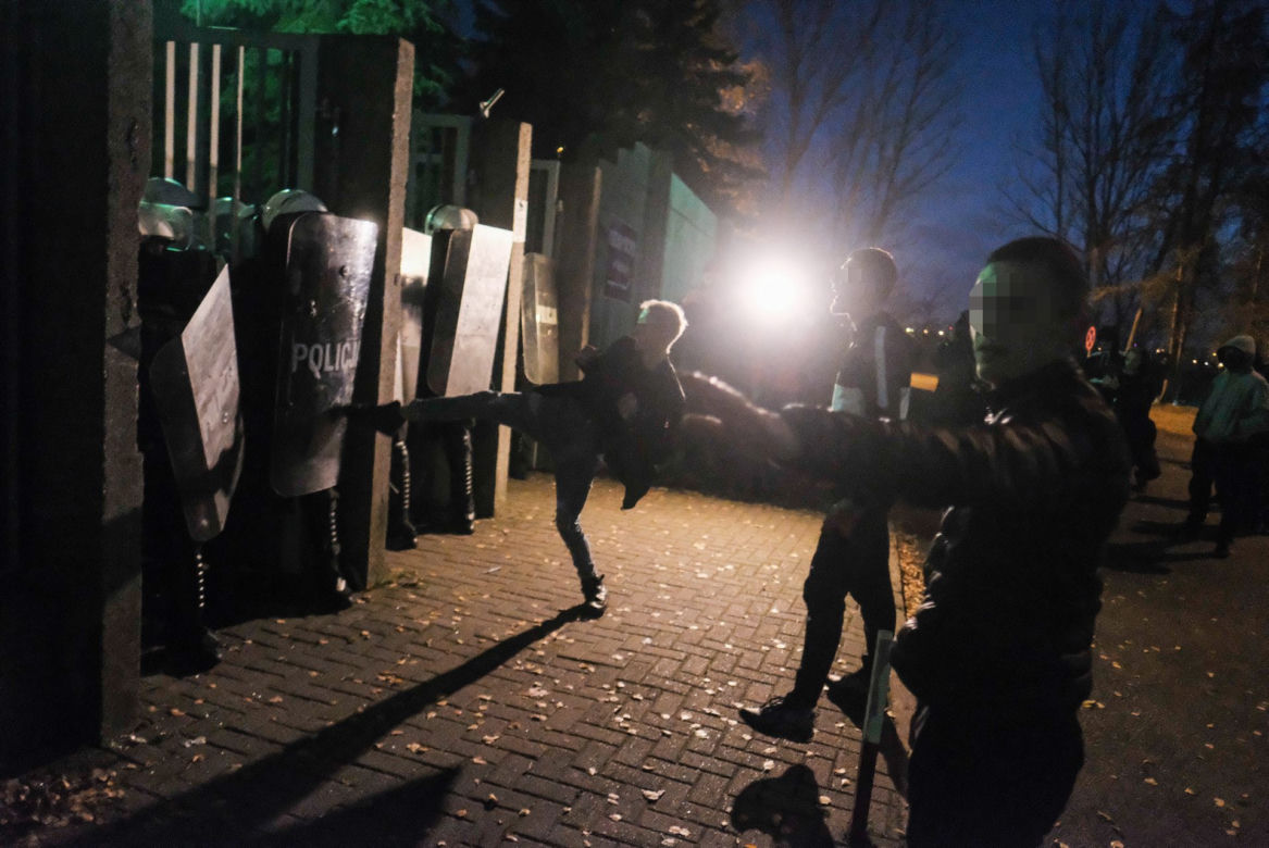 Chuligani ruszyli na policjantów