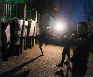 Chuligani ruszyli na policjantów