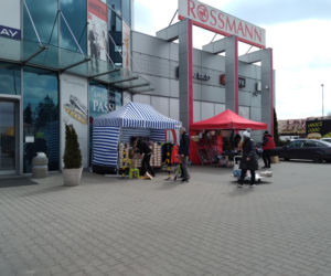 Zamość: Handel przed galerią Revia Park. Sprzedawcy przenieśli się przed galerię