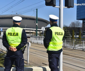 Policjanci przekazują przez megafon apelują o zostanie w domach. Zobaczcie [WIDEO]