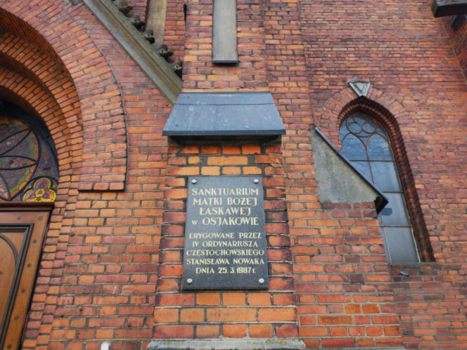 To najpiękniejsze miasteczko województwa łódzkiego. Leży nad jedną z najdłuższych rzek w Polsce