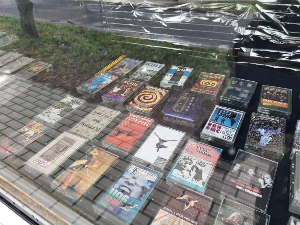 Zapełnili kiosk kasetami. Tak na Węglinie powstała niezwykła wystawa przenosząca w czasie [GALERIA]