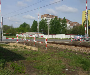 Żółte naklejki na przejazdach kolejowych