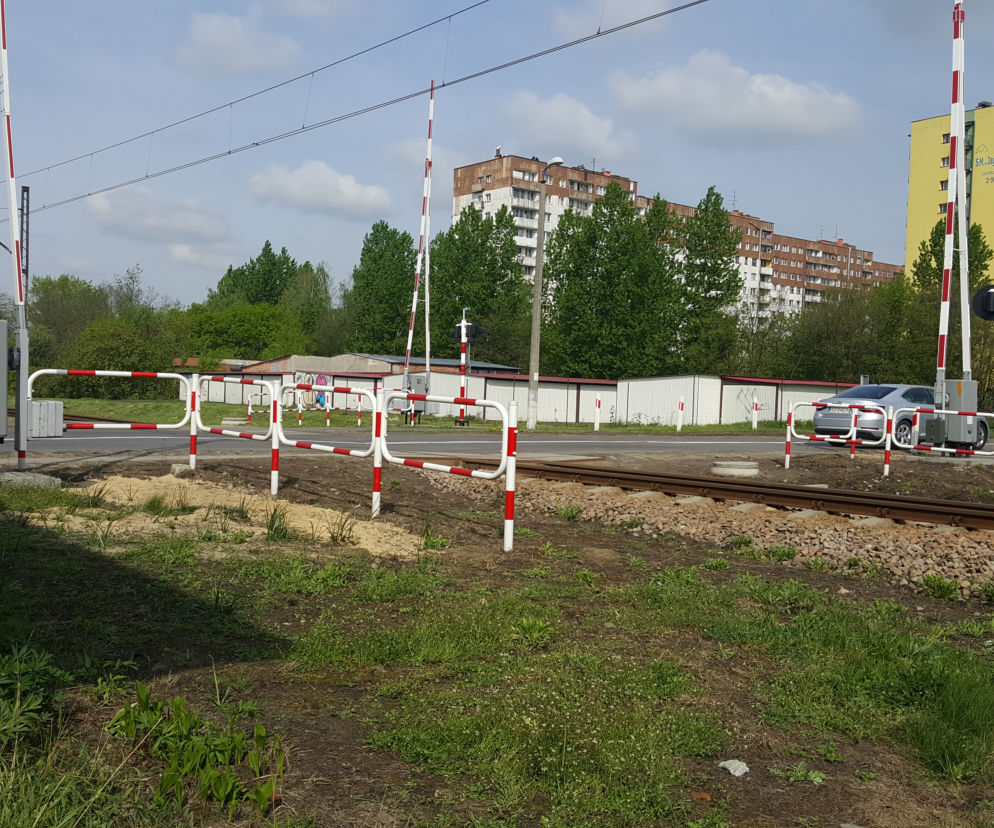 Żółte naklejki na przejazdach kolejowych