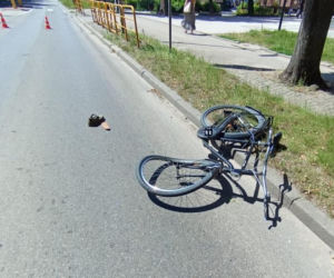 61-letni rowerzysta wjechał wprost pod nadjeżdżające audi na jednym ze skrzyżowań w Lęborku