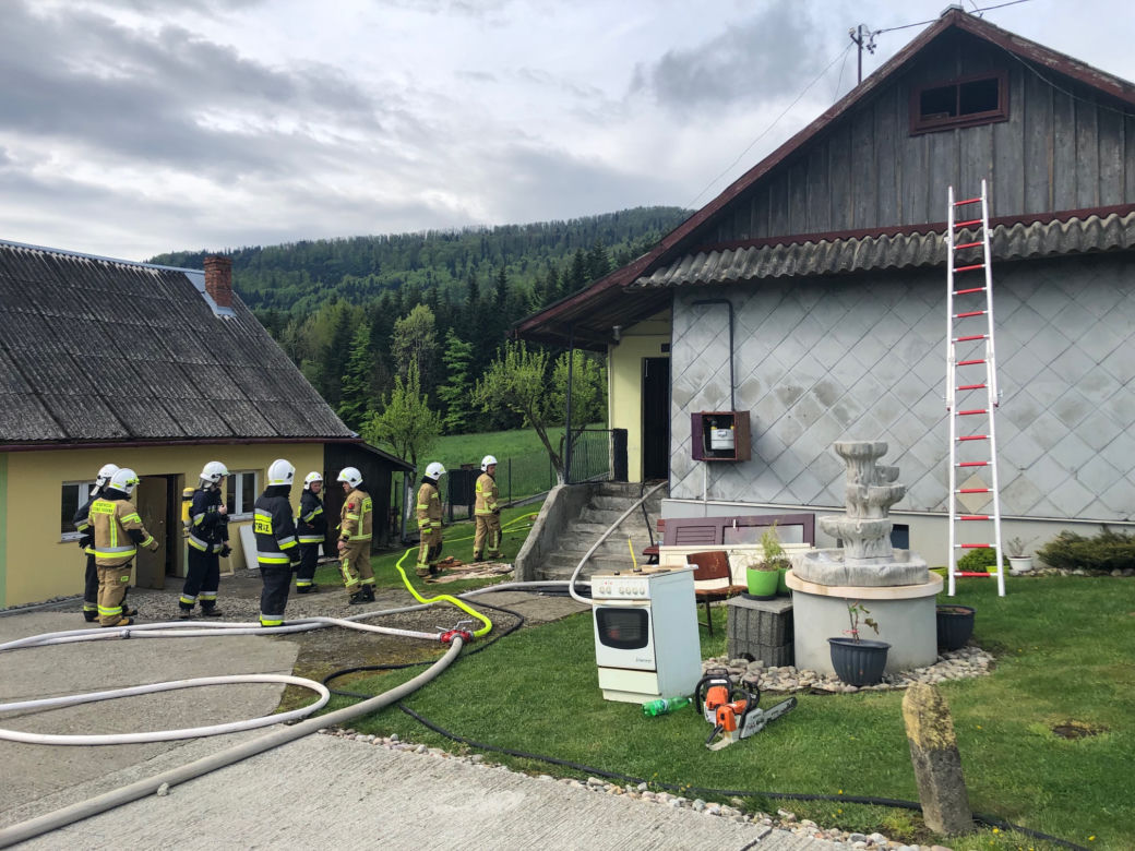 Tragiczny pożar w Ptaszkowej. Starsza kobieta została uwięziona w płonącym domu