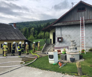 Tragiczny pożar w Ptaszkowej. Starsza kobieta została uwięziona w płonącym domu