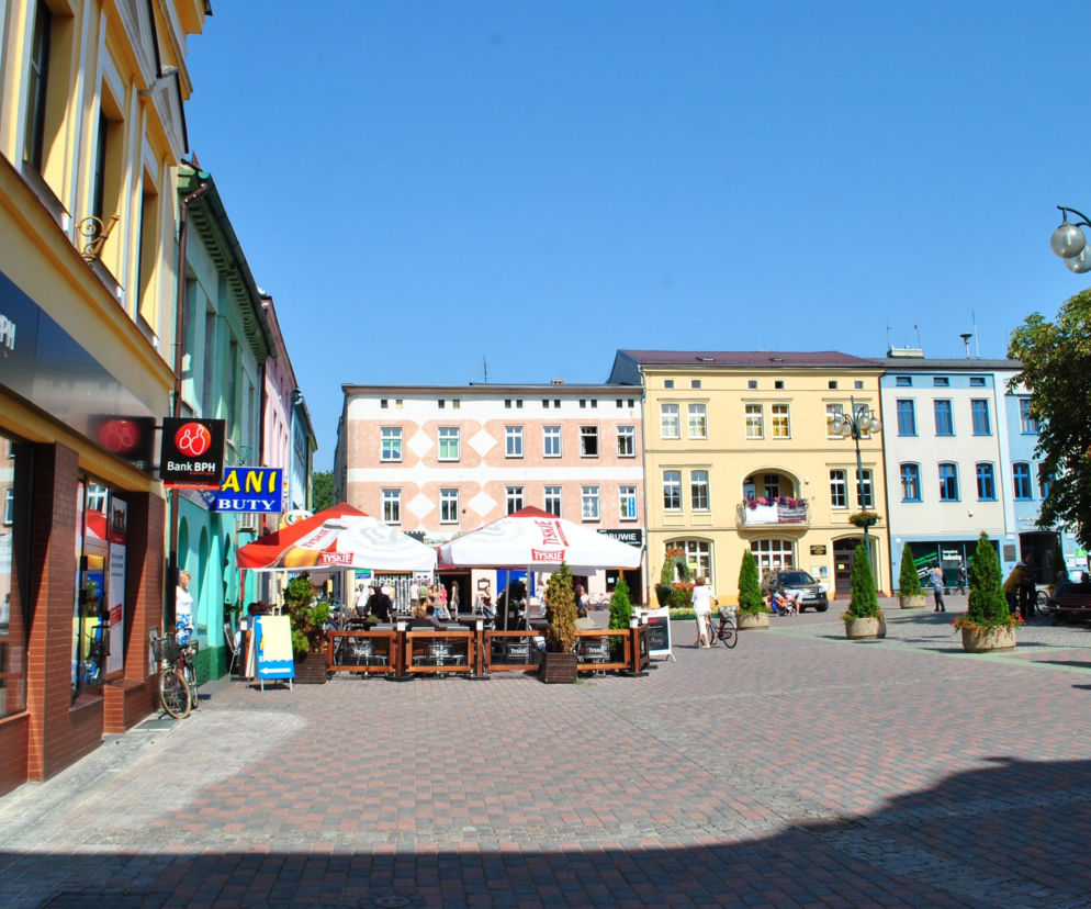 Rynek w Lublińcu z kolorowymi kamienicami i letnimi ogródkami. O zabytkach miasta przeczytasz na Eska Śląskie.