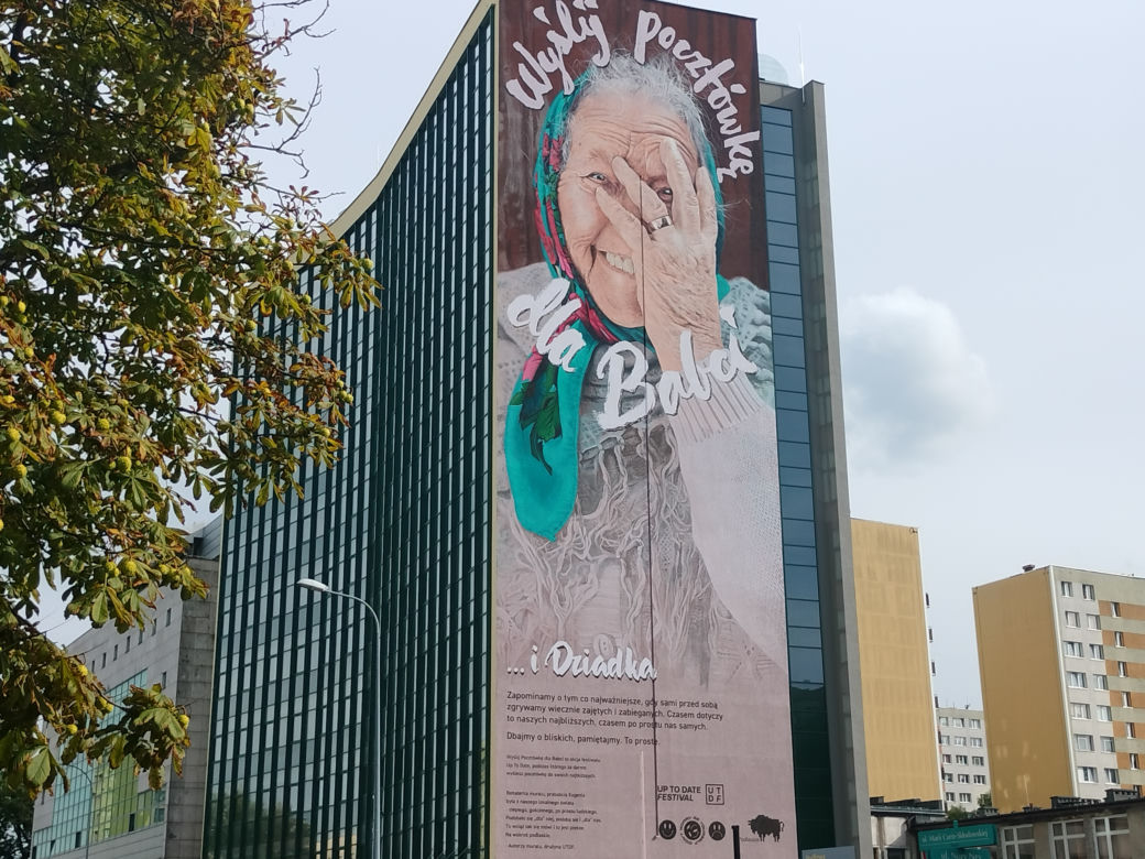 Legenda powróciła do Białegostoku. Słynny mural "Wyślij pocztówkę dla babci" oficjalnie odsłonięty
