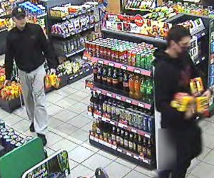 Zrobili SKOK na stację benzynową i ukradli... zgrzewkę piwa! Rozpoznajesz ich? [ZDJĘCIA] 