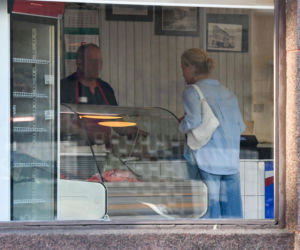 Małgorzata Foremniak bez makijażu kupuje mięso i warzywa