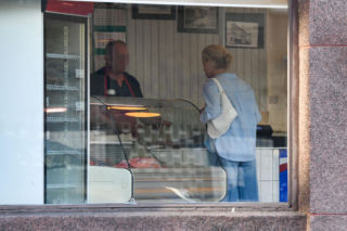 Małgorzata Foremniak bez makijażu kupuje mięso i warzywa
