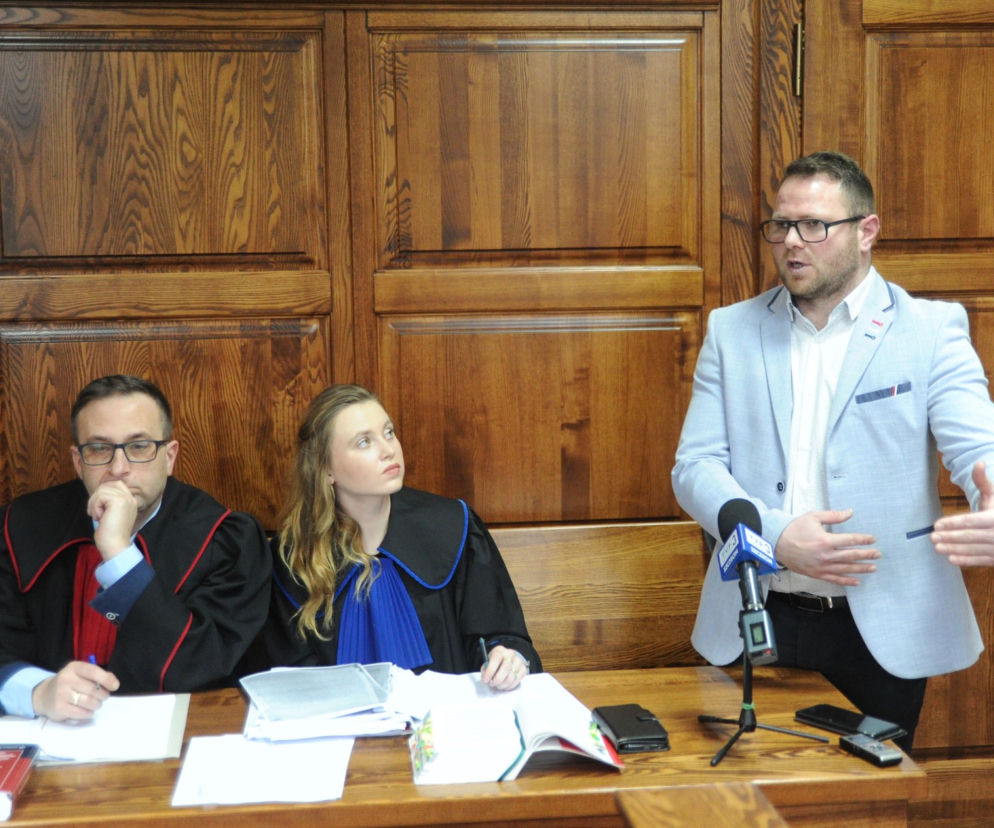 Rozpoczął się proces lekarza, który oskarżony jest na o atak na ratownika medycznego.Wczoraj wyjaśnienia składał jedynie pokrzywdzony. 