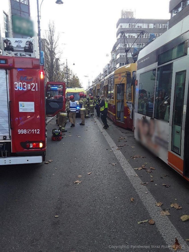 Łódź. Zderzenie dwóch tramwajów w czwartek, 13 listopada. 12 osób poszkodowanych [ZDJĘCIA].