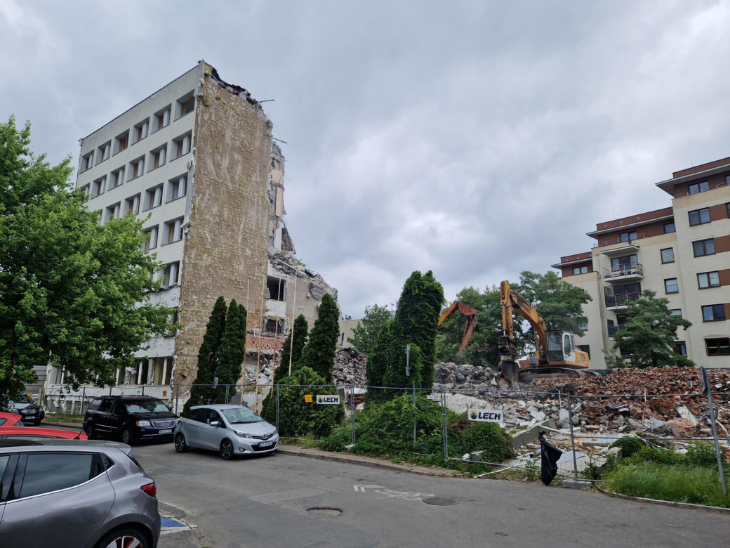 Tak znikał popularny biurowiec. Teraz powstaną tu apartamenty i mieszkania