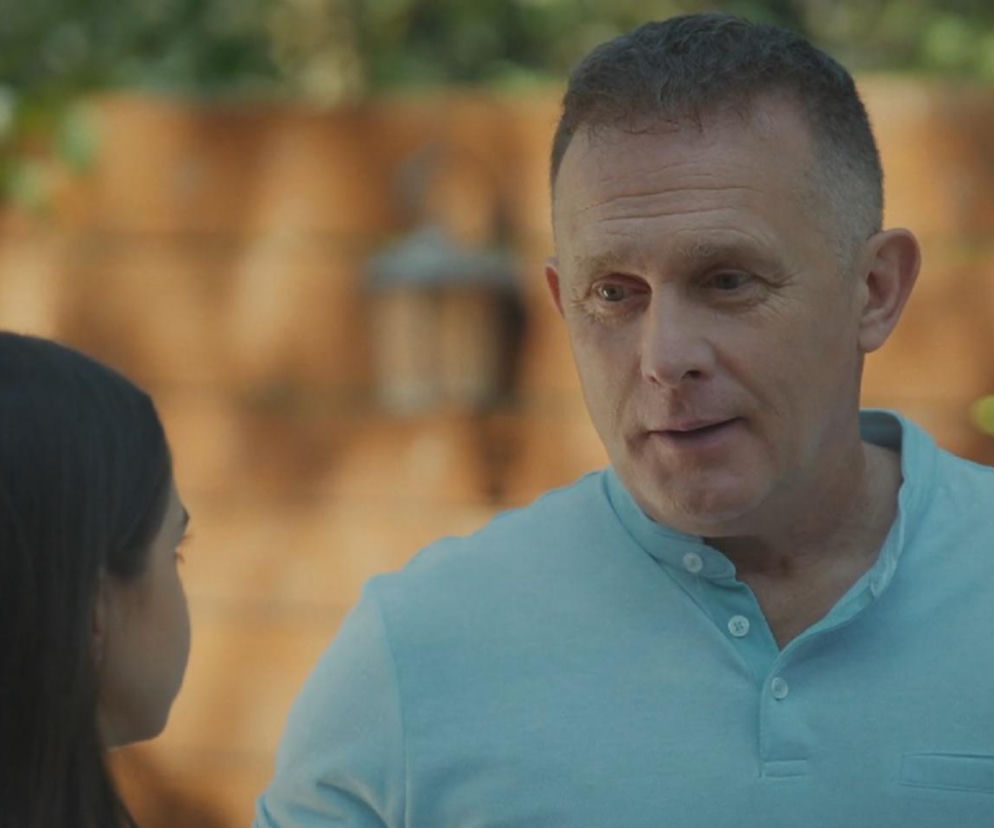 Aktor Robert Moskwa (Artur Rogowski) rozmawia z Basią (Karina Woźniak) na tle niewyraźnych roślin. Rogowski ma na sobie błękitną koszulkę polo. Basia jest widoczna tylko częściowo, od tyłu. W 1899 odcinku M jak miłość Basia zapyta ojca, jaką tajemnicę ma przed Marysią, co opisujemy na Super Seriale.