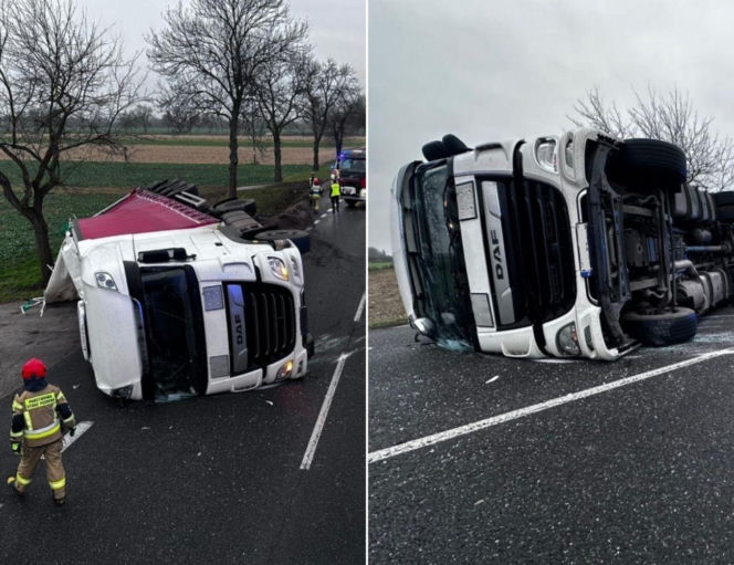 Tir leżący w przydrożnym rowie. Kierujący wysiadł o własnych siłach