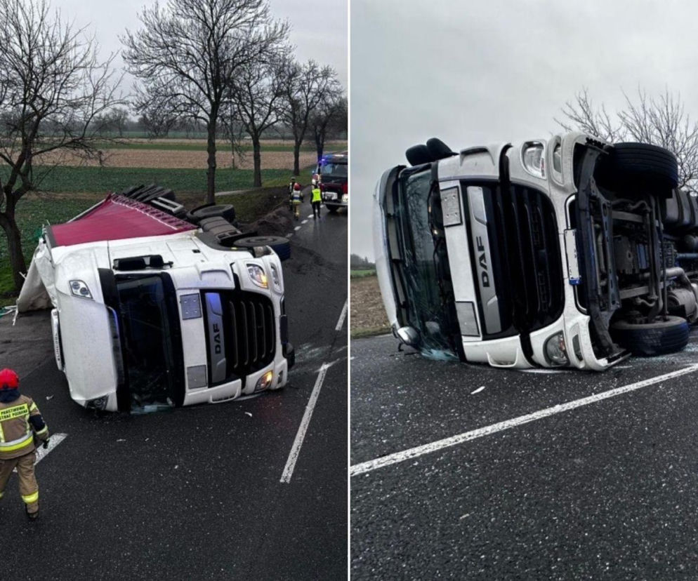 Tir leżący w przydrożnym rowie. Kierujący wysiadł o własnych siłach