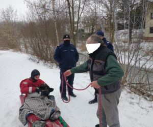 Owczarek tonął w LODOWATEJ rzece! Pomoc przyszła w ostatniej chwili! [ZDJĘCIA]