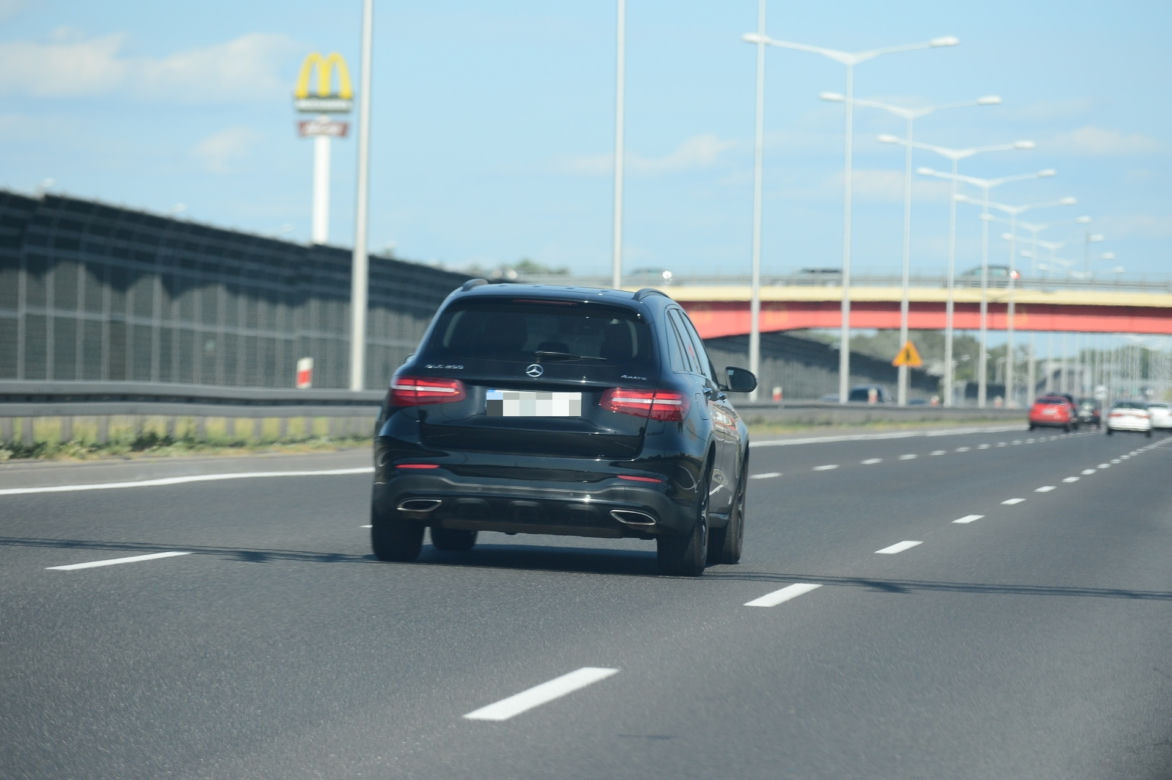 Bartłomiej Misiewicz w Mercedesie Klasy GLC 250 4MATIC