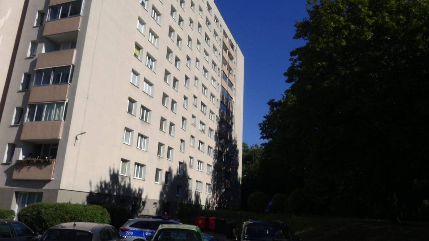 Tragedia na Bemowie. Leżała na trawniku, ktoś wezwał pomoc. Kobieta spadła z 9 piętra
