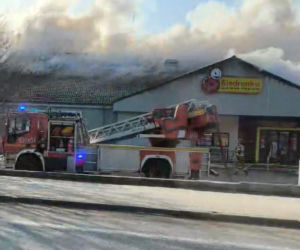 Ogromny pożar Biedronki na Dolnym Śląsku! Dach runął, są ranni strażacy