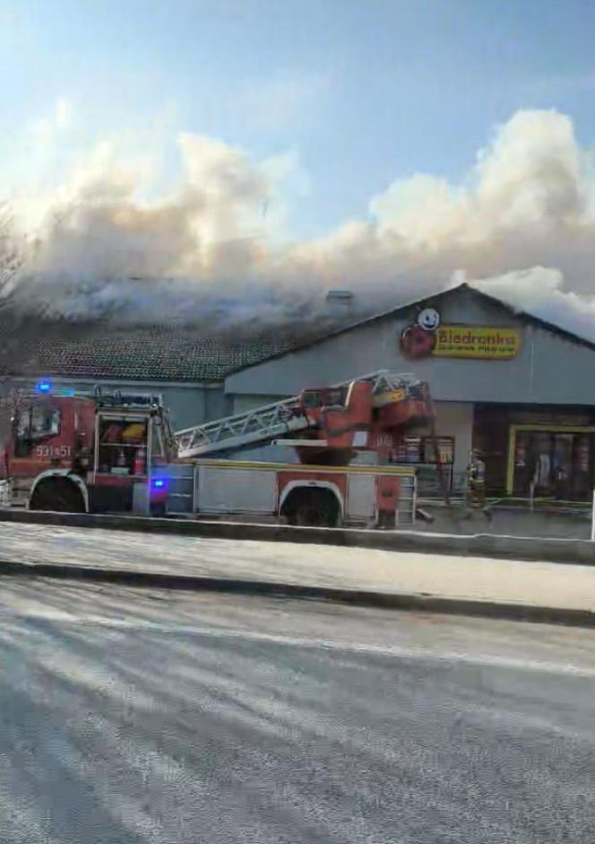 Ogromny pożar Biedronki na Dolnym Śląsku! Dach runął, są ranni strażacy