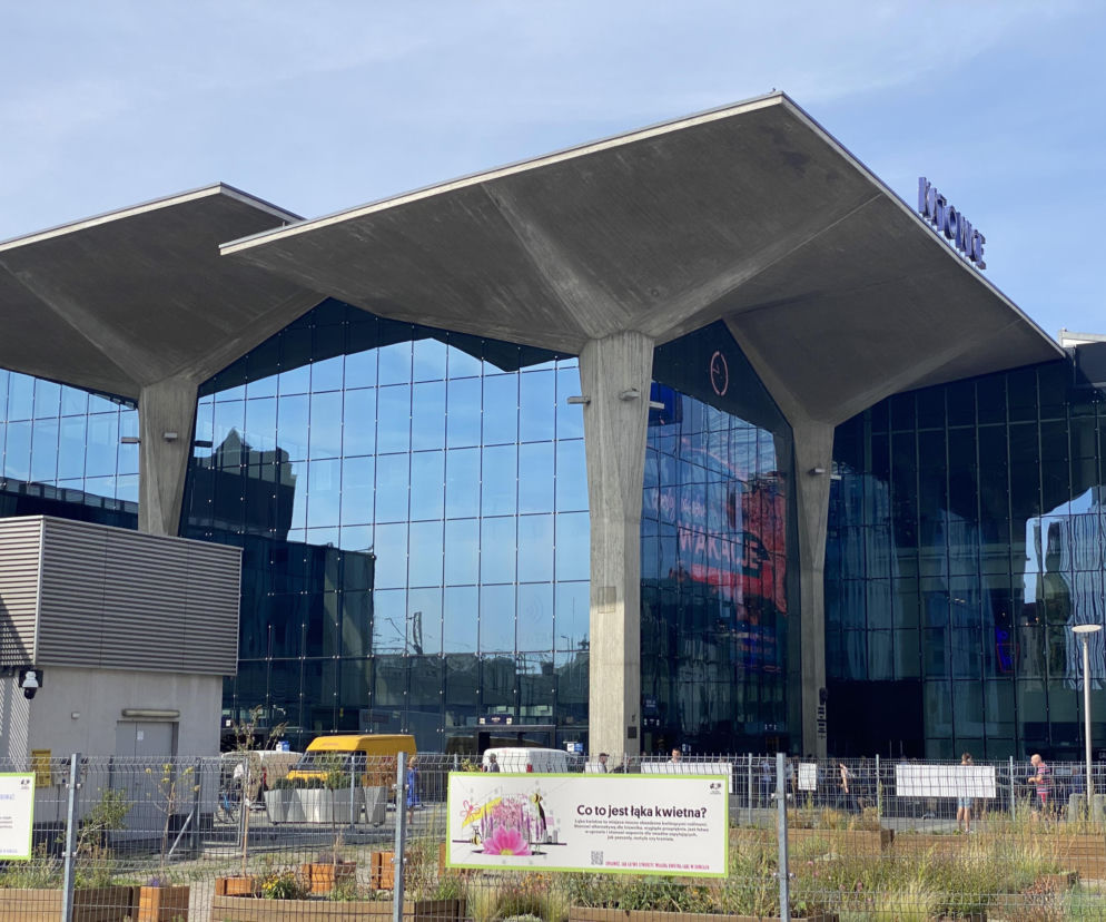 Betonowe kielichy i przeszklona fasada dworca w Katowicach. O historii przebudowy obiektu przeczytasz w Architektura.