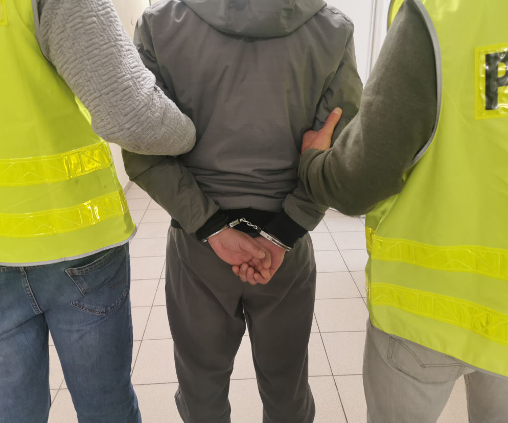 Białystok. Rabuś szarpał się z ochroniarzem. ODGRYZŁ mu kawałek skóry [ZDJĘCIA]