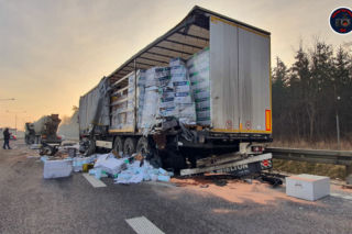 Potężna kraksa na S8 pod Warszawą! Betoniarka zderzyła się z ciężarówką. Środki higieniczne leżą na ulicy