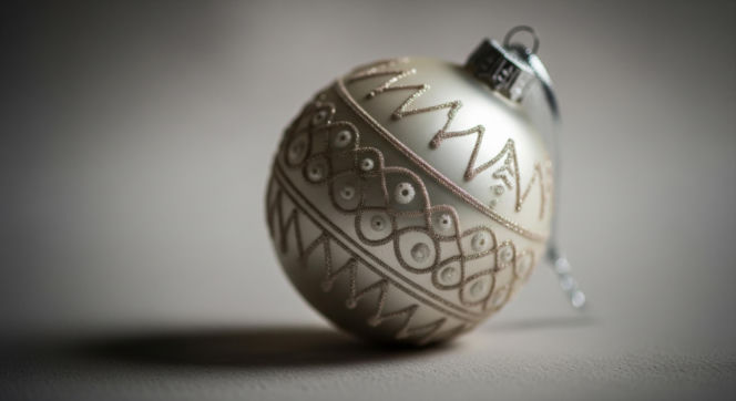 Pierwsza Dama w akcji. Czy ozdobiona bombka uratuje święta dzieciom?