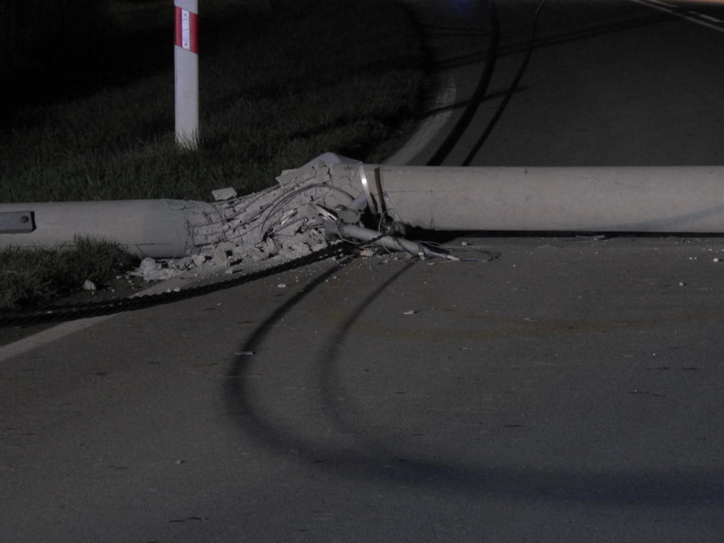 Czersk. Ścięła dwa betonowe słupy z liniami energetycznymi. Do szpitala trafiła jedna osoba