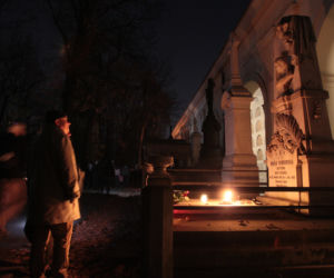 Tak wyglądają Powązki wieczorem. Zachwycające zdjęcia warszawskiej nekropolii