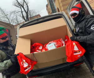 Poznań. Policjanci eskortowali Świętego Mikołaja. Wyjątkowa akcja [ZDJĘCIA]
