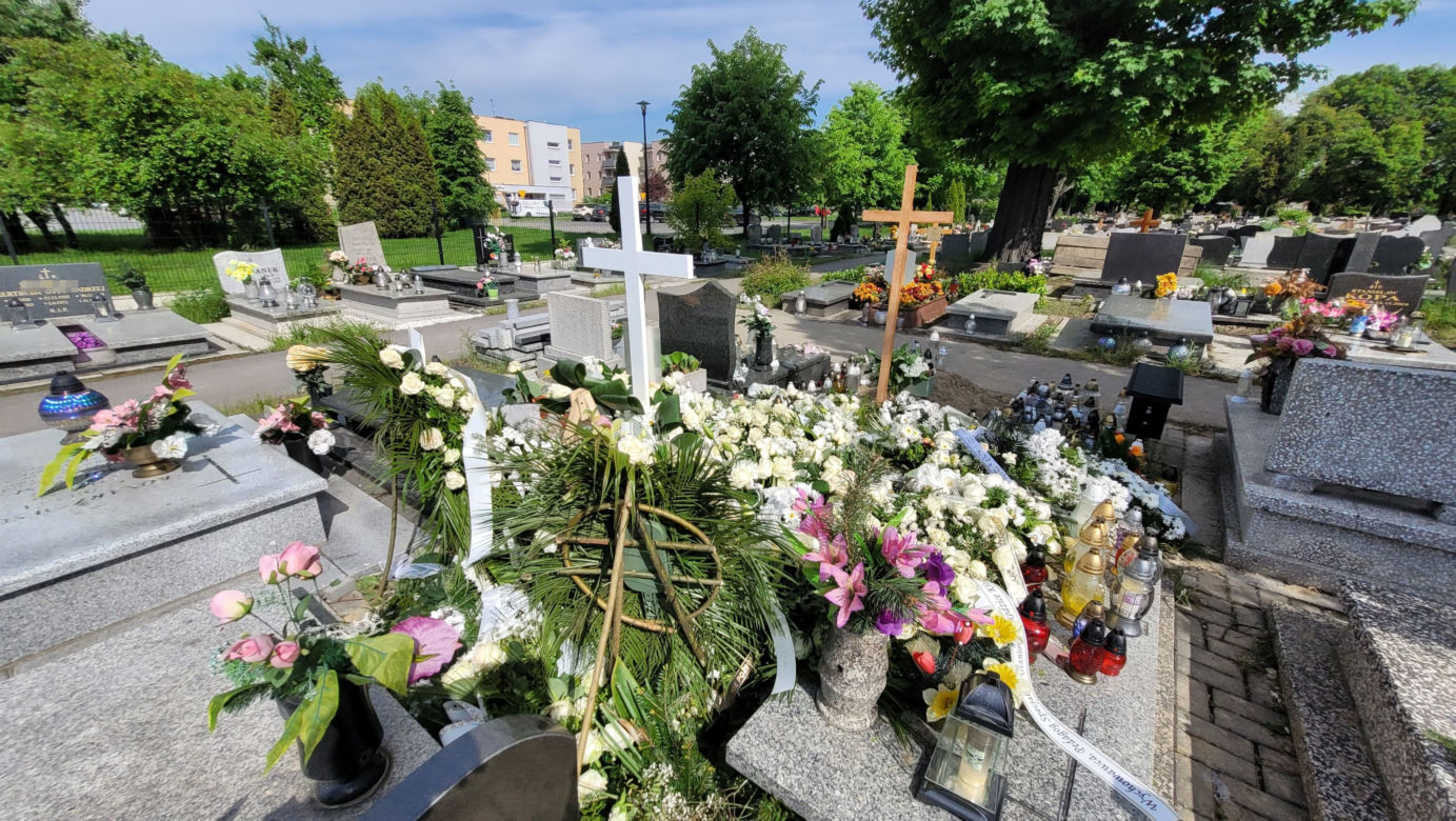Grób 11-letniego Sebastiana zasypany białymi kwiatami. Mieszkańcy pamiętają o chłopcu