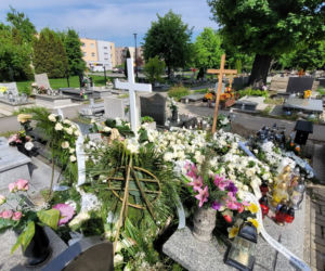 Grób 11-letniego Sebastiana zasypany białymi kwiatami. Mieszkańcy pamiętają o chłopcu