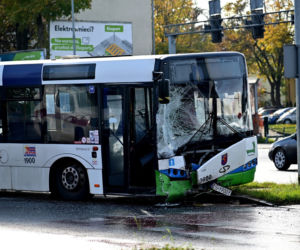 Autobus zderzył się z osobówką