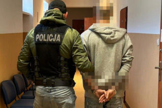 Nerwy zdradziły handlarza spod Słupska. Doskonale wiedział, co policja znajdzie w jego mieszkaniu