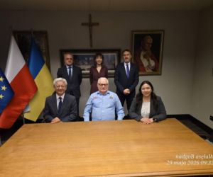 Wałęsa zdjął z piersi ukraińską flagę. To reakcja na Bohaterów UPA