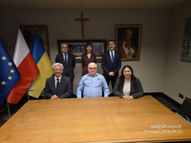Wałęsa zdjął z piersi ukraińską flagę. To reakcja na "Bohaterów UPA"