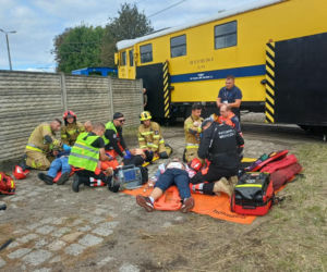 Drezyna uderzyła w samochód. Wielka akcja służb na przejeździe w Ostrowie [ZDJĘCIA]