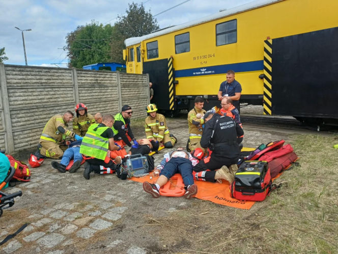 Drezyna uderzyła w samochód. Wielka akcja służb na przejeździe w Ostrowie [ZDJĘCIA]