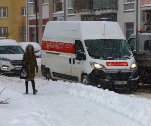 Ostróda w centrum śnieżycy. Burmistrz nocą ratował ludzi. Kierowcy nocowali w urzędzie