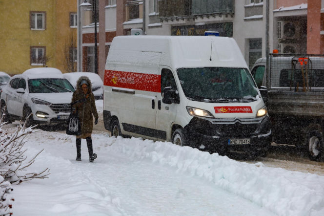 Ostróda w centrum śnieżycy. Burmistrz nocą ratował ludzi. Kierowcy nocowali w urzędzie