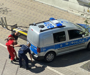 Założył strój i maskę gangu profesora z serialu Dom z papieru i ruszył z bronią do miasta
