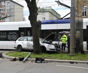 Wypadek na al. 3 Maja. Samochód zderzyl się z tramwajem