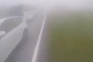 WALIŁ NA OŚLEP, pędził na czołówkę we mgle - WIDEO mrozi krew w żyłach